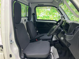 運転席は、シンプルで機能的なデザイン。必要な情報を的確に表示し、快適な運転環境を提供します。