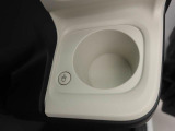 ホットドリンクをちょうどいい温度でキープしてくれる保温機能付きのホッとカップホルダー(前席)。ほっこり快適にドライブをサポート。