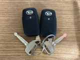 【スマートキー】 スマートキーを携帯していれば、ドアハンドルのボタンを押すだけでロックの解除ができます。