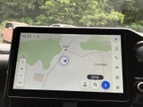 見やすい地図表示で、道に迷う心配もありません。スムーズなナビゲーションで、目的地まで快適にお届けします。