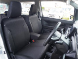 【清潔感のある運転席&助手席】隅々までクリーニングの行き届いた運転席&助手席。目立ったシミや汚れ等もございません。