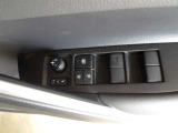 パワーウィンドウスイッチで運転席から全席の窓の開閉ができます。