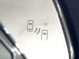 【ブラインドスポットモニター】走行中、ドアミラーの死角になりやすい箇所に後続車が接近するとサイドミラーのレンズに警告を表示!ドライバーに注意喚起をしてくれます。