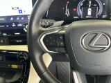 運転中、オーディオの操作をしてて、ハッとしたことはありませんか?ステアリングスイッチは、運転中でもハンドルでオーディオの操作が可能です。安全なドライブをサポートします。