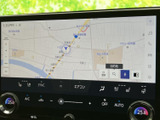 見やすい高精細な地図表示で、運転中の道案内も安心です。周辺施設情報も充実し、お出かけに役立ちます。渋滞情報も確認可能。