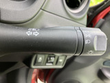 操作しやすい位置に配置されたウインカーレバー。スムーズな操作で、安全な車線変更をサポートします。