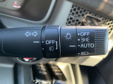 ■オートライト■車外の明るさに応じて、自動的にライトの点灯・消灯をしてくれます。トンネルが続くような道でも、いちいちライトスイッチを操作する必要がありません。消し忘れの心配もありません。