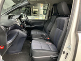 運転席からの視界は広く、運転操作をサポート。快適なドライビングを追求した空間設計です。