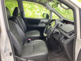 運転席からの視界は広く、操作性も良好です。快適な座り心地で、長距離運転でも疲れにくいでしょう。すぐに運転に集中できます。