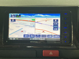 鮮明な地図表示で、運転に集中しながらも道に迷う心配はありません。分かりやすいインターフェースで、操作も簡単に行えます。