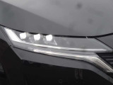 【アダプティブLEDヘッドライト】夜間走行時対向車を感知し、対向車がいるところだけ自動でハイビームの切り替えをしてくれるので、良好な視界を確保し安心して運転できます☆