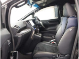 運転席助手席はゆとりがあります★ 足元も大変広々しております。