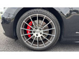 スポーツパッケージ装着車両ですので、フロント6ポット、リア4ポットのブレンボブレーキとビックローターになっております