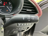 操作感に優れたウインカーレバーは、スムーズな合図操作を可能にします。安全な運転をサポートし、周囲への配慮を促します。運転の信頼性を高めます。