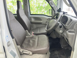 運転席は、シンプルで機能的なデザイン。運転に必要な情報が視認しやすく、集中して運転できます。ゆったりとした空間で快適なドライブを。