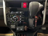 操作しやすいATシフトです♪シフトチェンジを気にしなくていいので運転だけに集中できますね!自然と手に届くところにある、手になじむ形状のシフトノブがいいですね♪