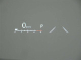 カラーヘッドアップディスプレイ付き。少ない視線移動で情報を確認できるので、運転の疲労軽減に繋がりますよ♪