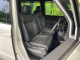 運転席まわりには十分なスペースがあり、大柄な方でもゆったり運転していただける環境です。