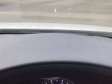 運転視界の遠方上方に虚像を投影することで前を見ながら情報の視認ができます。本当にドライバーが必要な情報を適切に伝え、楽しんで頂くことを考えた新世代装備です。※虚像は2.6m前方に浮かぶイメージです。