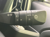 操作しやすいウインカーレバーは、スムーズな車線変更をサポート。直感的な操作感で、安全運転をサポートします。日常の運転をより快適にします。