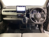 車内は光触媒抗菌消臭施工済です。スタイリッシュなデザインで暖かみのあるインパネ周りを演出します。グローブボックスやカップホルダーのほかにトレーなどたくさんの収納スペースが装備されています。