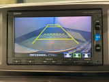 リバースギアに入れるだけで後方の表示へ切り替わります。夜間や雨の日の駐車も楽になりますよ。