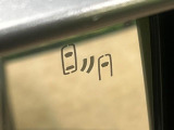 【ブラインドスポットモニター】走行中、ドアミラーの死角になりやすい箇所に後続車が接近するとサイドミラーのレンズに警告を表示!ドライバーに注意喚起をしてくれます。