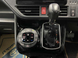 操作しやすいATシフトです♪シフトチェンジを気にしなくていいので運転だけに集中できますね!自然と手に届くところにある、手になじむ形状のシフトノブがいいですね♪