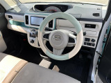 【運転席】座り心地が良いシートなので長時間の運転でも快適にお過ごしいただけます。新品のフロアマットのご注文も可能です。掲載箇所以外にご希望の写真がございましたらお気軽にお問い合わせ下さい。