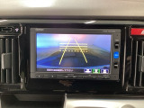 【バックカメラ】運転が苦手な方も車庫入れラクラクです!ギアをリバースに入れれば自動的に切り換わりますので、面倒な操作は不要です♪狭い駐車場もお車を傷つけず安心ですね!