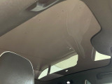 【パノラマガラスルーフ】固定式のガラスルーフで明るい車内空間を演出。日差しの強い日は電動スライドカーテンで調整するなど、季節を問わず開放的なドライブをお楽しみいただけます。