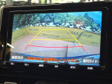 【バックカメラ】駐車時に後方がリアルタイム映像で確認できます。大型商業施設や立体駐車場での駐車時や、夜間のバック時に大活躍!運転スキルに関わらず、今や必須となった装備のひとつです!