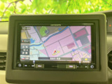 鮮明な地図表示で、目的地までの道順をしっかり確認できます。初めての場所でも安心して運転できますね。