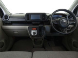 運転席・助手席を入れたインストルメントパネル全体画像です。