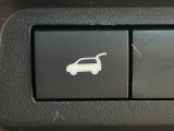 【パワーバックドア】スマートキーや運転席のボタンを押すだけでリアゲートが自動で開閉します!荷物を持っている時や、高い位置にあるバックドアを閉める際に便利な機能です♪