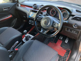 運転席からの視界は広く、操作性も抜群です。シートの形状も工夫されており、長時間のドライブでも疲れにくいでしょう。快適な空間です。