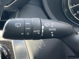 雨天時でもクリアな視界を確保。操作しやすいワイパーレバーで、安全運転をサポートします。悪天候でも安心です。