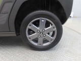 車両のデザインにマッチした純正アルミホイールを装着しています。