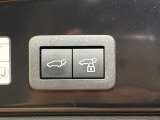 【パワーバックドア】スマートキーや運転席のボタンを押すだけでリアゲートが自動で開閉します!荷物を持っている時や、高い位置にあるバックドアを閉める際に便利な機能です♪