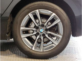 【BMWアロイホイル】軽量かつ強度に拘ったアロイホイル。走行性能ポテンシャルを引き出す設計。車の足元を引き締めてくれる大きなポイントはアロイホイルです。