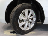 トヨタ純正アルミホイール。タイヤサイズは185/65R15です。