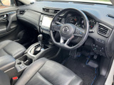 運転席からの視界は広く、運転操作もスムーズに行えます。シートの形状も工夫されており、長時間のドライブでも疲れにくいでしょう。
