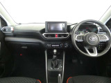 運転席・助手席を入れたインストルメントパネル全体画像です。