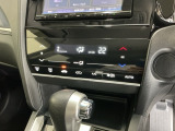 オートエアコンで、毎日のドライブを快適に。温度、風量を自動で調整し、理想的な車内環境を提供します。