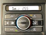 【オートエアコン】一度お好みの温度に設定すれば、車内の温度を検知し風量や温度を自動で調整。暑い&hellip;寒い&hellip;と何度もスイッチ操作をする必要はありません。快適な車内空間には必須の機能ですね♪
