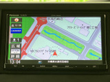 高精細な地図表示で、目的地までスムーズに案内してくれます。渋滞情報なども確認でき、効率的な移動をサポートします。