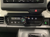 オートエアコンで、毎日のドライブを快適に。温度、風量を自動で調整し、理想的な車内環境を提供します。