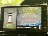 後方視界をサポートするカメラ映像が鮮明に映し出されます。駐車時の安全性を高める機能は、運転初心者の方にも安心ですね。