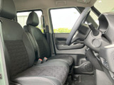 運転席からの視界は広く、運転しやすい設計です。シートの座り心地も良く、長距離運転でも疲れにくいでしょう。快適な空間を演出します。