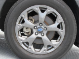純正17インチアルミホイール。 タイヤサイズは225/60R17。 納車時に弊社指定の新品タイヤ4本と交換致します。